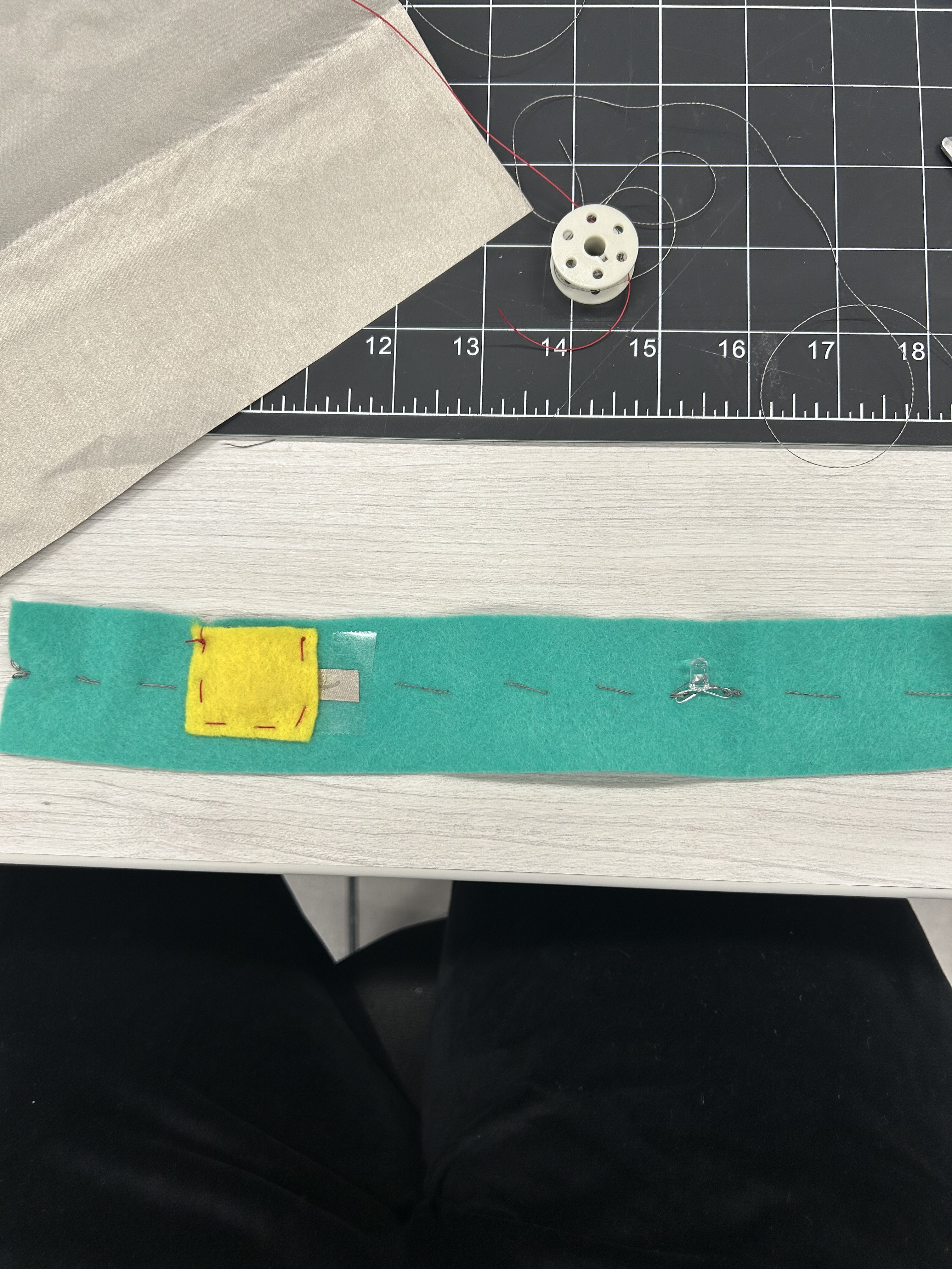 And here I added the pouch for the battery, and the conductive fabric to connect it, but it didn't work, I'm not sure why.
