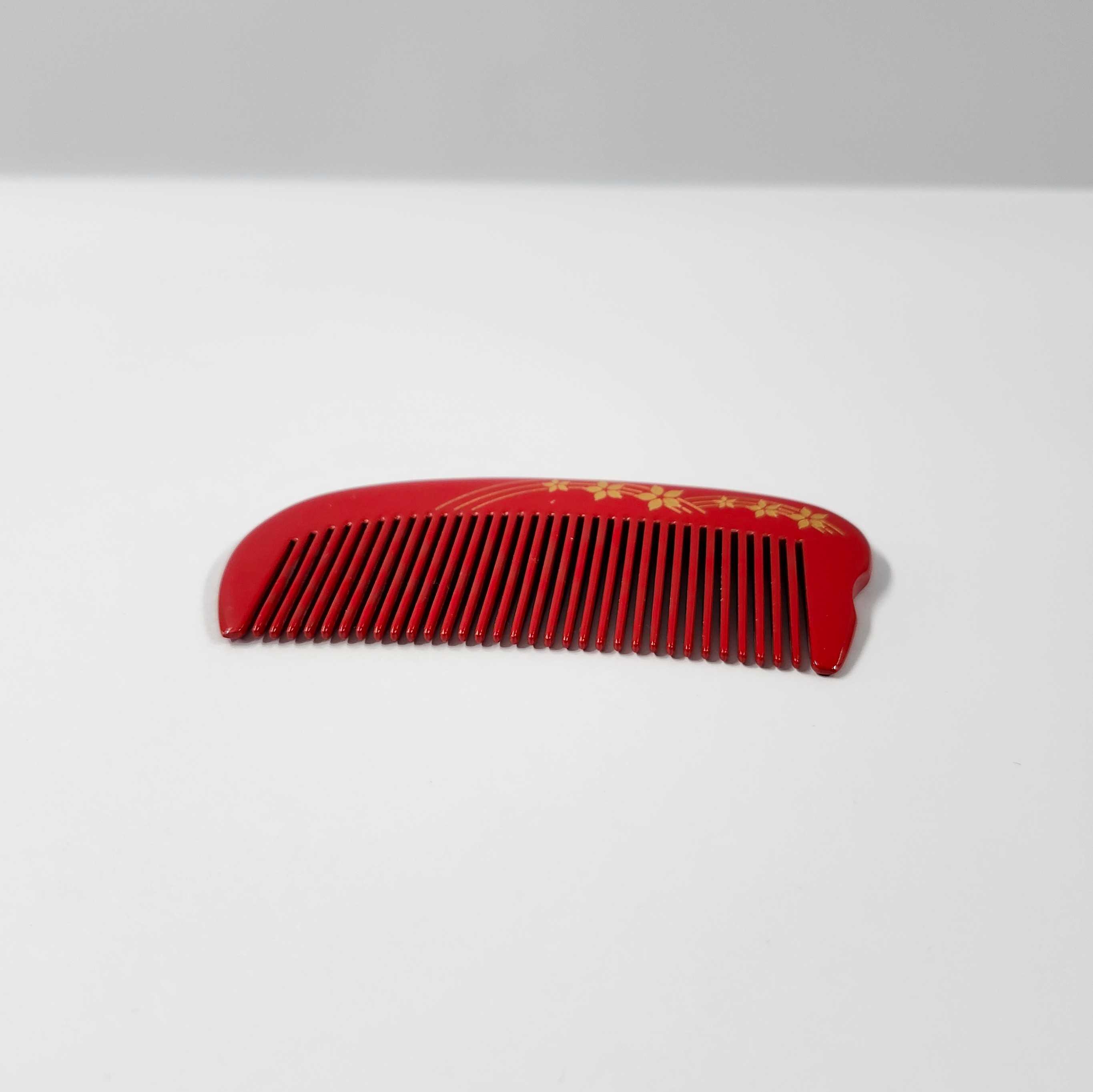 This is one of the side views of the comb. The bristles are relatively thin, but not as thin compared to regular brushes. The bristles seem to be thicker from the spine and gets thinner.