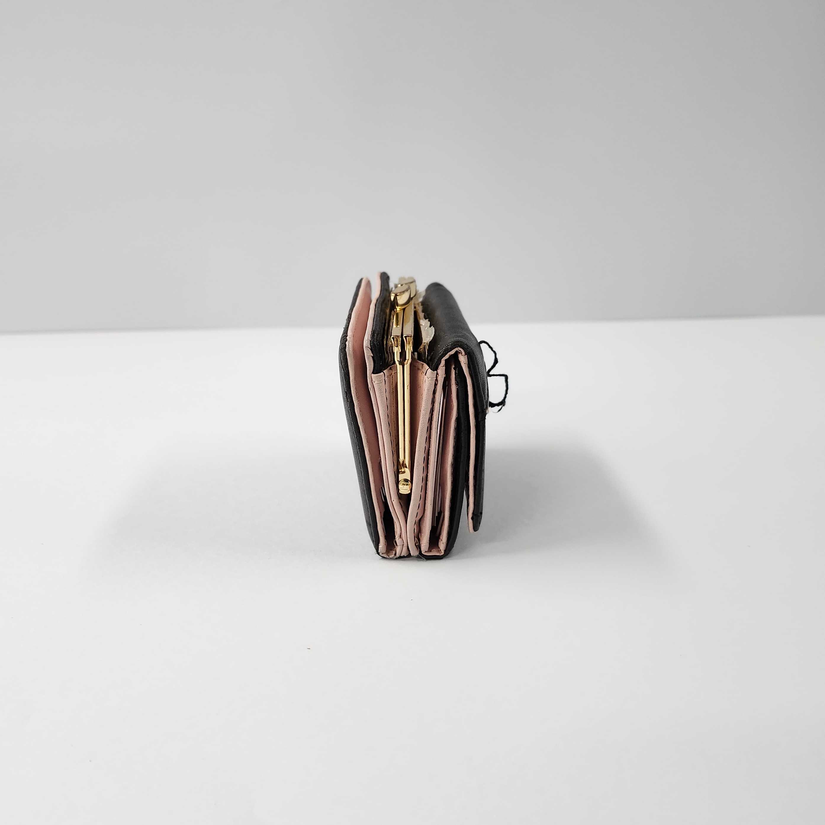 This is the wallet from the side view.